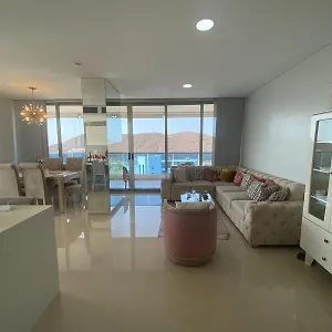 Apartamento En Piso 20 Con Vista Espectacular Al Mar, Sierra Nevada Y Jardín Privado En